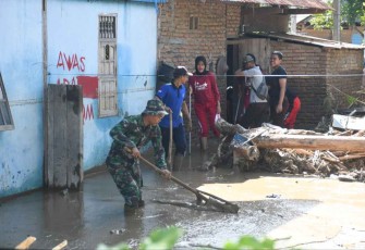 Pembersihan lumpur pasca banjir