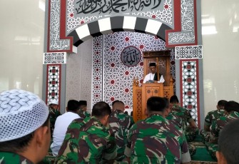 Salat Jum'at di Korem 081/DSJ Madiun