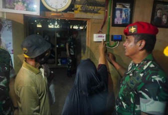 Danjen Kopassus Mayjen TNI Iwan Setiawan saat dirumah warga penerima Lamtera di Cilacap, Jum'at (14/10)