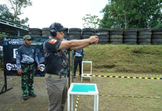 Pangdiv 2 Kostrad Mayjen TNI Syafrial unjuk kebolehan lomba menembak
