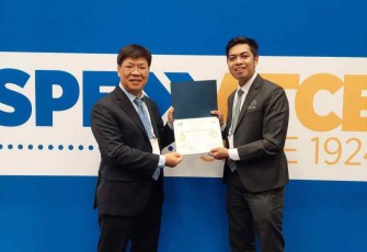 Dokumentasi: Mahasiswa UPER, Muhammad Athallah Naufal saat mendapatkan penghargaan sebagai Juara 2 di SPE International Student Paper Contest 2022, di Houston, Amerika Serikat.