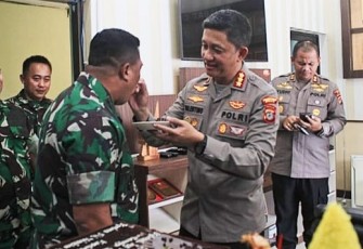 Kapolrestabes Medan Kombes Valentino Alfa Tatareda suapi Dandim 0201/Medan