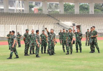 Pangdam Jaya Mayjen TNI Untung Budiharto cek lapangan piala Kasad liga santri 