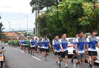Aerobik anggota Korem 073/Mkt menelusuri jalanan di Salatiga