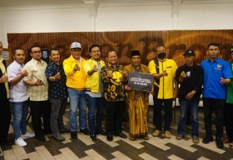 Partai Golkar saat serahkan Donasi untuk Aremania Korban Kanjuruhan
