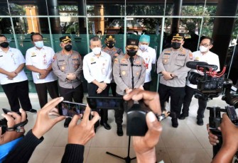 Kapolda Jatim Irjen Pol Toni Harmanto saat memberikan keterangan pers di RSSA Malang, Rabu (19/10)