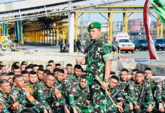 Danrem 023/KS Kol Inf Dodi Triwinarto saat berikan pengarahan prajuritnya 