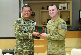 Pangkostrad Letjen TNI Maruli Simanjuntak saat menerima cenderamata 
