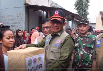 Kepala BNPB saat menyerahkan bantuan