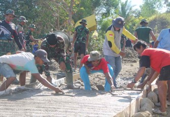 Pengecoran jalan satgas TMMD 