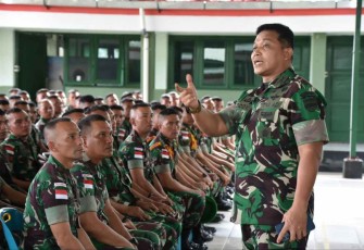 Danrem 023/KS Kol Inf Dodi Triwinarto saat memberikan motivasi prajuritnya