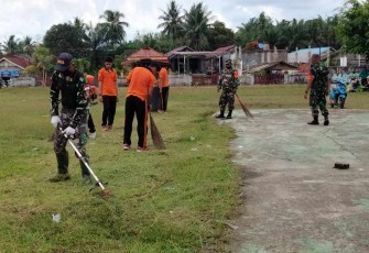 Pemotongan rumput lapangan Taruna Bukit Raya