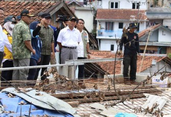 Deputi Bidang Penanganan Darurat BNPB Mayjen TNI Fajar Setyawan (kemeja putih dengan rompi) bersama Menko PMK Muhadjir Effendy (kemeja putih) dan Walikota Bogor Bima Arya (kemeja hijau) mendapat penjelasan terkait kondisi pasca tanah longsor di Kecamatan Bogor Tengah, Kota Bogor, Jawa Barat, Sabtu (22/10).