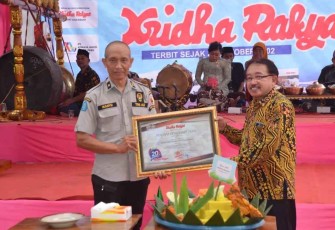 Kapenrem 081/DSJ Mayor Arm Nurwahyu Sujatmiko saat menerima penghargaan Jurnalistik 