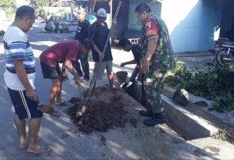 Bantu warga binaan buat lubang resapan air
