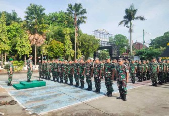 Dandim 0720/Rembang Letkol Czi Parlindungan Simanjuntak saat memberikan jamdan 
