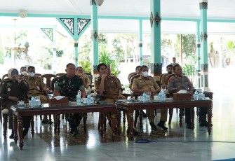 Dandim 0803/Madiun Letkol Inf Meina Helmi saat vidcon bersama Kemendagri 