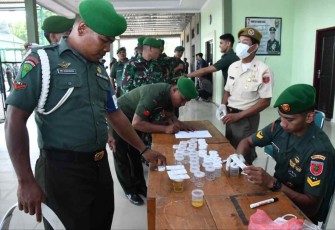 Test urine prajurit dan PNS Korem 143/HO