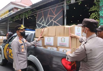 Bansos Bhayangkari Peduli untuk Korban Banjir di Kabupaten Trenggalek 