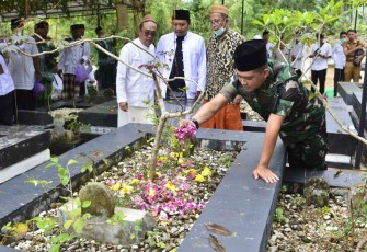 Dandim 0801/Pacitan Letkol Kav Ibnu Khazim taburkan bunga di makam KH Dimyati 