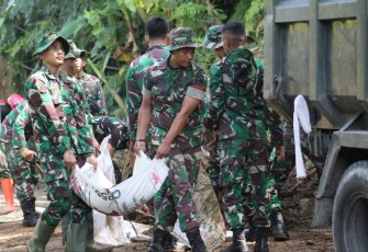 Prajurit Yonzipur 18/YKR Gelar Karya Bakti