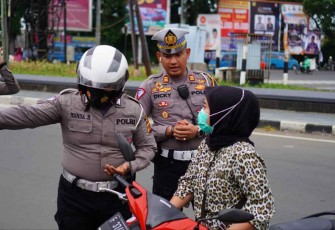 Tindak Pelanggar Lalu Lintas dengan Humanis dan Religi