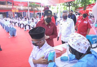 Puan Maharani saat pelaksanaan vaksinasi booster pelajar dan santri di Jakarta 