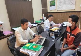 Tersangka penggelapan uang perusahaan saat di BAP di Polres Blitar