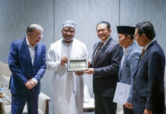 Ketua MPR RI Bambang Soesatyo menerima cenderamata dari Sekjen PUIC HE Mouhamed Khouraichi Niass di Bandung