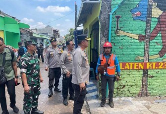 Kapolresta Sidoarjo KBP Kusumo Wahyu Bintoro saat meninjau posko bencana