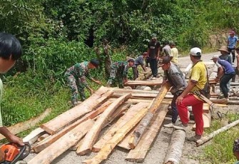 Bangun jembatan darurat di perbatasan 