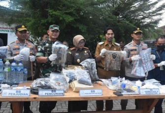 Dandim 0803/Madiun Letkol Inf Meina Helmi saat pemusnahan barang bukti di Kejari Kab Madiun