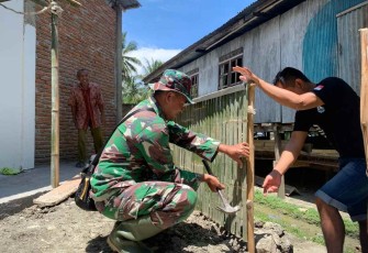 Satgas TMMD pasang pagar masjid Al Ikhlas 
