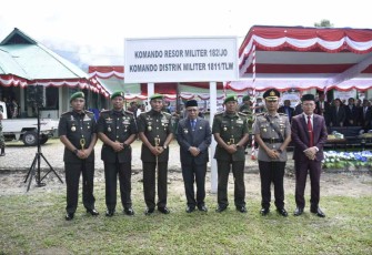 Pangdam Kasuari Mayjen TNI Gabriel Lema foto bersama usai meresmikan Kodim 1811/Teluk Wondama 