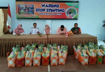 Serka Khamim saat pendistribusian bantuan warung stop stunting