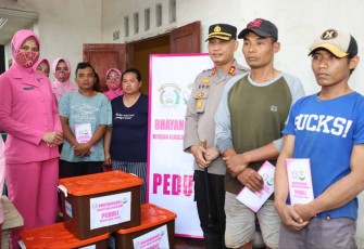 Bansos Bhayangkari Peduli Korban Tanah Longsor di Sendang