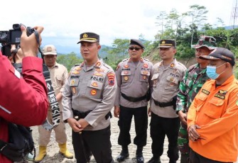 Kapolres Banjarnegara AKBP Hendro Yulianto saat memberikan keterangan pers 
