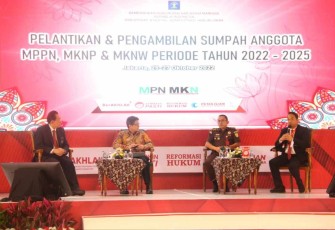 Andi Taletting Langi saat menjadi moderator dalam diskusi di Jakarta 