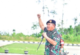 Pangkoarmada III Laksamana Muda TNI Irvansyah saat membakar semangat prajurit remaja Koarmada III