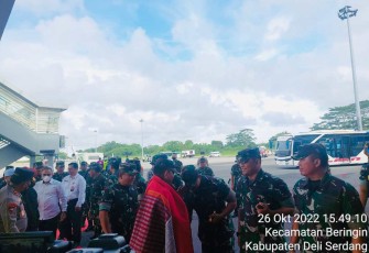 Danrem 023/KS Kol Inf Dodi Triwinarto saat menyambut Kasad