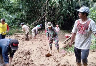 Bantu Warga Singkirkan Longsoran Tanah