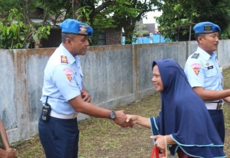 Dansatpomau Lanud Maimun Saleh saat memberikan tali kasih