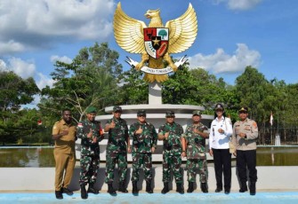 Foto bersama Danrem 081/DSJ bersama Satgas Yonif 511/DY di Merauke