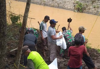 Gotong-royong perbaiki tanggul di sungai Gendol