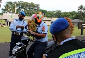 Dansatprov Kosek IKN Lettu Pom Junarto saat memeriksa kelengkapan surat kendaraan 
