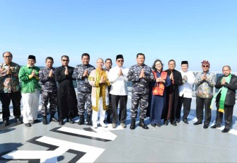 Foto bersama Kasal saat di Surabaya 