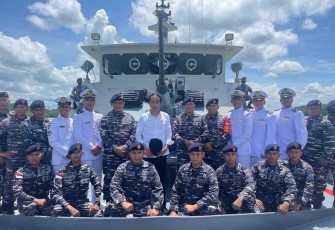 Presiden Jokowi on board di KRI Escolar-871