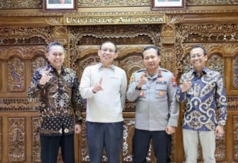 Kapolda Jatim Irjen Pol Toni Harmanto bersama Rektor Universitas Airlangga 