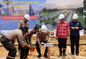 Kapolda Kalbar Irjen Pol Drs Suryanbodo Asmoro saat peletakan batu pertama pembangunan Graha Bhayangkara Landak 