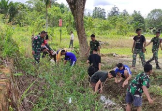 Kerja bakti bersama pelajar SMAN 1 Batang Lupar